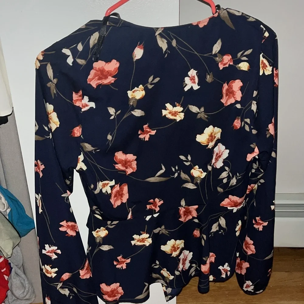 Cute blouse - Picture 2 of 2